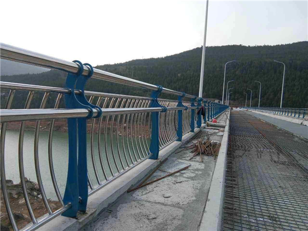 丰都不锈钢桥梁护栏的特点及其在桥梁安全中的重要作用