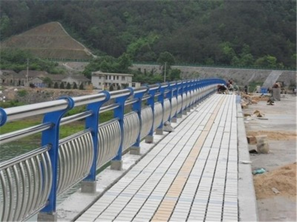 丰都不锈钢桥梁护栏的特性及其在现代建筑中的应用